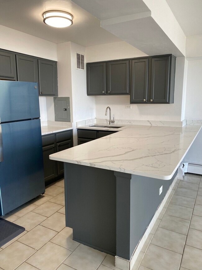 Building Photo - 6030 N Sheridan Rd