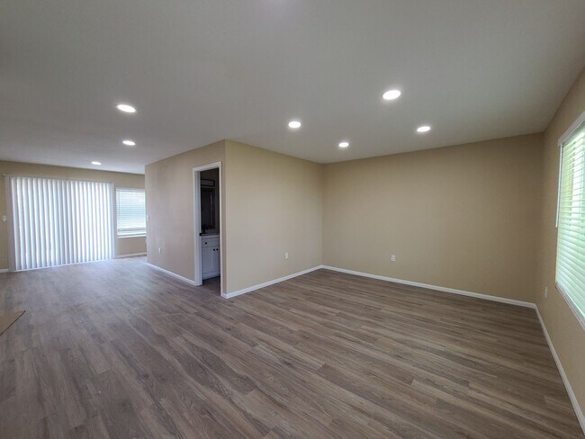 Foto del edificio - Recently remodeled Townhome in Private Com...
