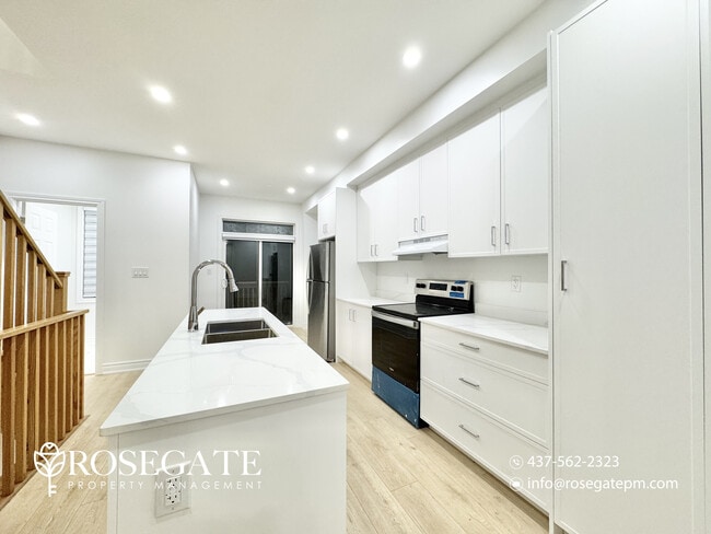 Photo du bâtiment - Spacious 4-Bed, 3.5-Bath Townhouse with Full Driveway & Garage in Oshawa!