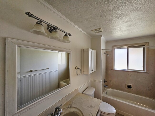 Building Photo - 1823 Valley View Dr