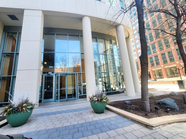 Building Photo - 345 N La Salle Dr