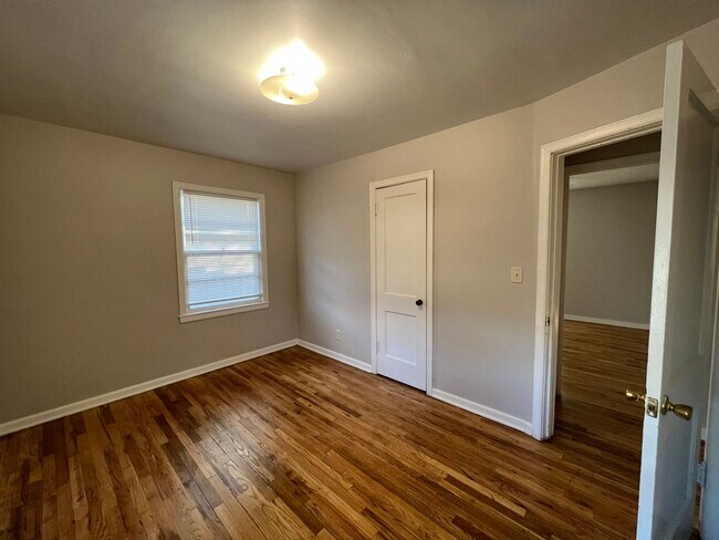 Building Photo - COMING SOON!! Midtown 3Bed 2Bath 1 Car Gar...