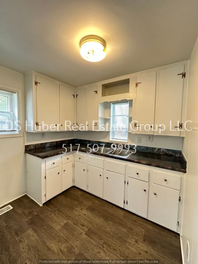 Building Photo - 305 E Everettdale Ave