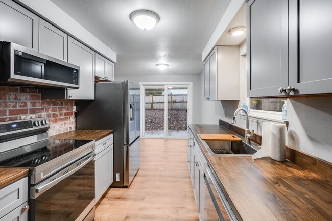 Building Photo - NEW REMODEL ~ Beautiful 3 Bed, 1 Bath Rental Home in Milwaukie!