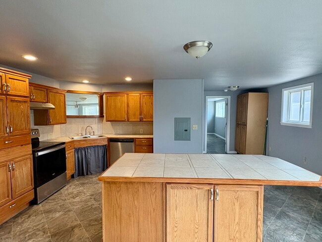 Building Photo - 240 Circle Dr