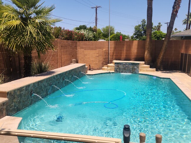 Piscina 2 - 3138 N 83rd St