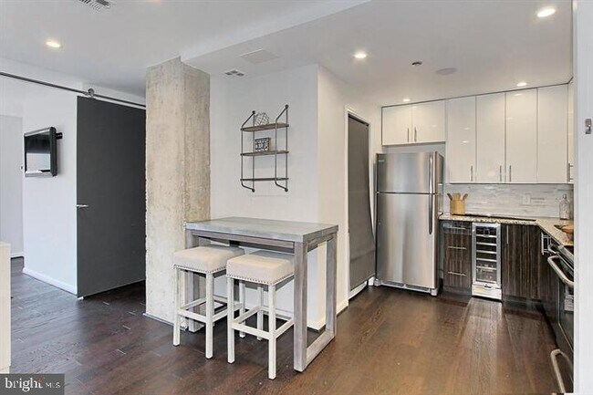 Foto del edificio - 1301 N Courthouse Rd