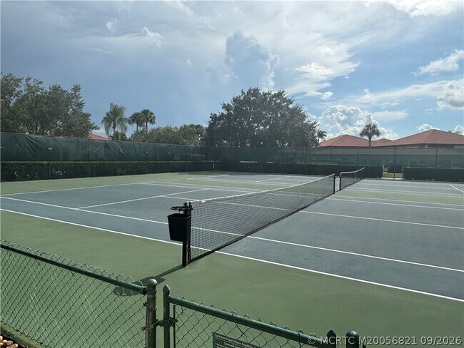 Foto del edificio - 360 SW South River Dr