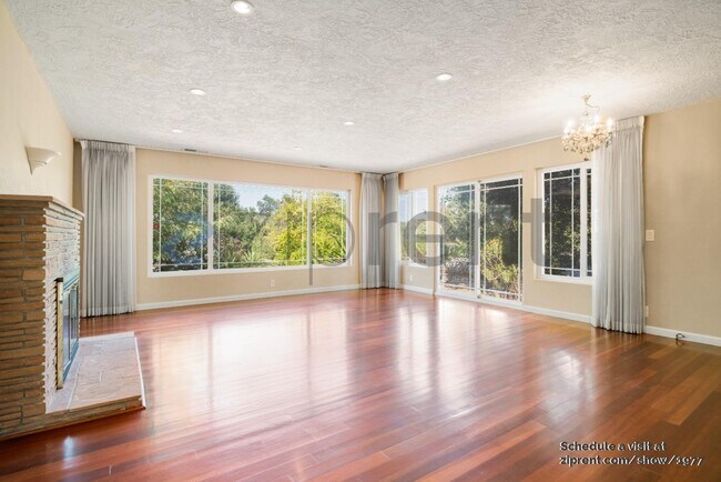 Foto del edificio - 10609 Creston Dr