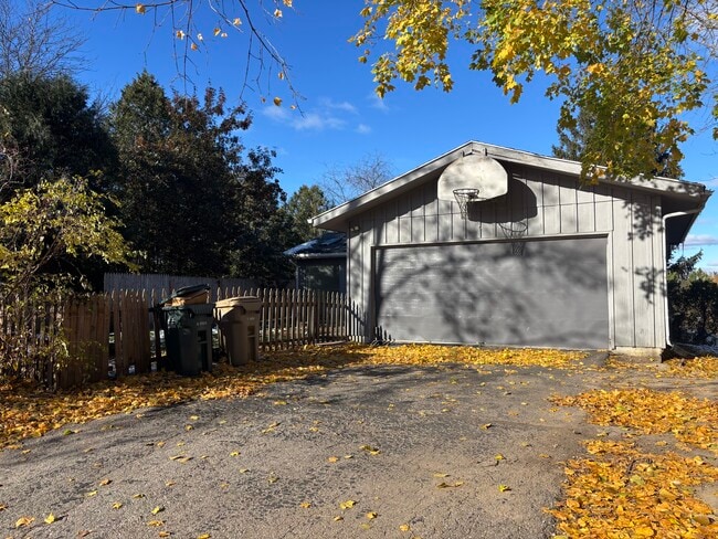 Building Photo - 6506 Putnam Rd