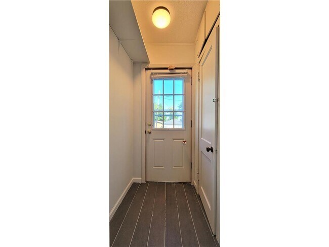Foto del edificio - 2335 Hemlock Ln N