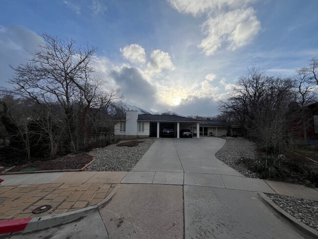 Building Photo - 5720 Oakwood Dr