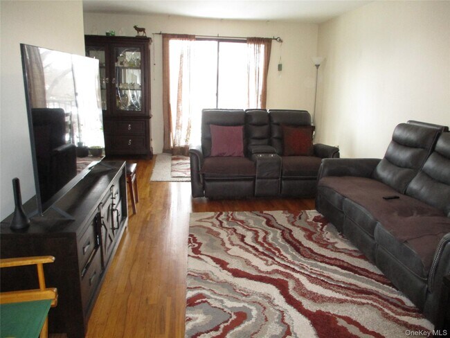 Foto del edificio - 2 W Lawrence Park Dr