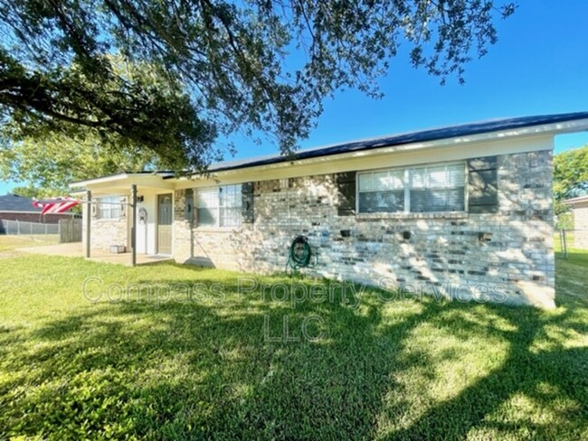 Building Photo - 442 Fernwood Dr