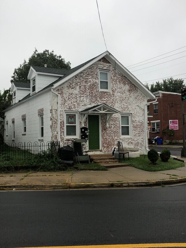 Room for rent in a shared home - 32 S Jefferson St