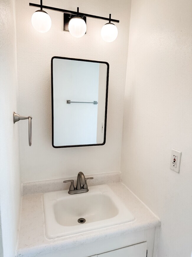 Foto del edificio - 7468 N Huron Ave