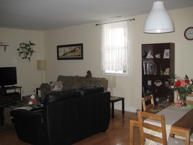 Living Room - 980 Hope St