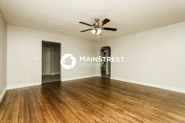 Foto del edificio - 4 Bedroom Pet-Friendly Home in Deland, FL with Main Street Renewal