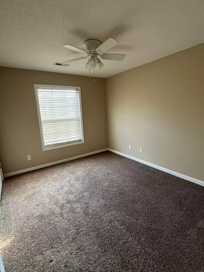 Foto del edificio - 7135 W Friendly Ave