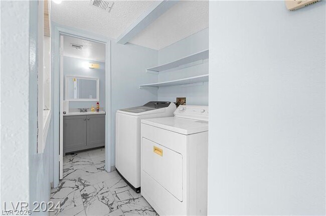 Foto del edificio - 5263 Corinne Ct