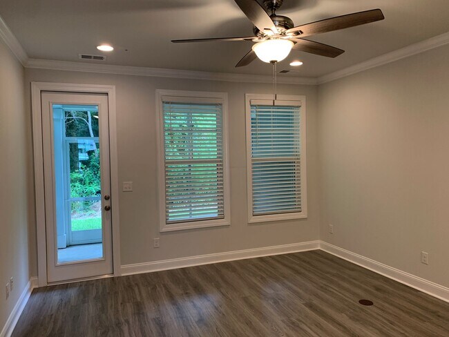 Foto del edificio - 4 Bedroom, 2.5 Bath, Pet Friendly Town Home with Garage Within Barefoot Resort and Golf! Availabl...