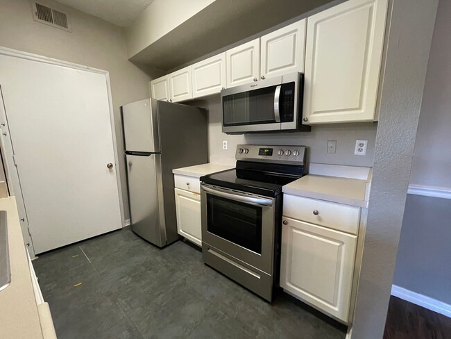 Building Photo - Charming 2-Bedroom Condo for Rent in Metro...