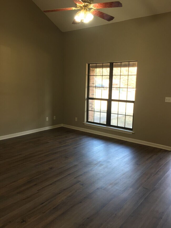 Building Photo - 311 Ridgetop Dr  Senatobia, MS