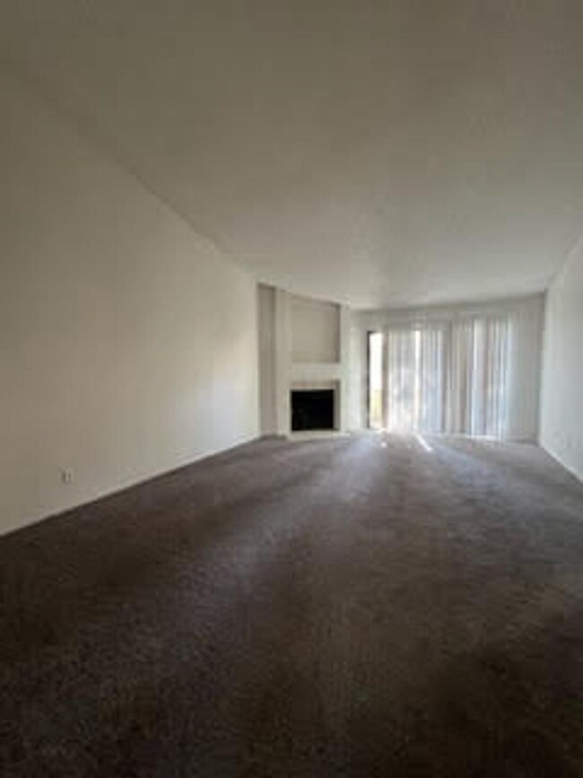 Building Photo - 2 br, 2 bath House - 810 N. Sloan Lane #203