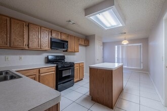 Building Photo - 8926 Village Hills Dr