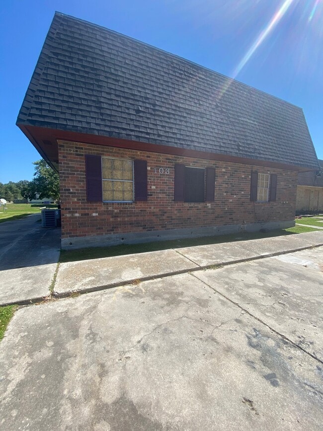 Building Photo - 103 Barracks St