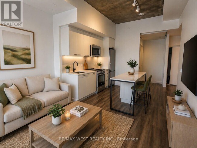Photo du bâtiment - 1808 St Clair Ave W