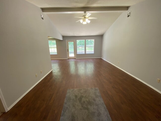 Foto del edificio - 22885 Angelwood Dr