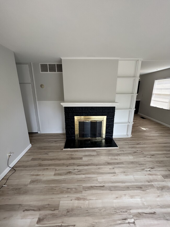 Living room - 623 W Detweiller Dr