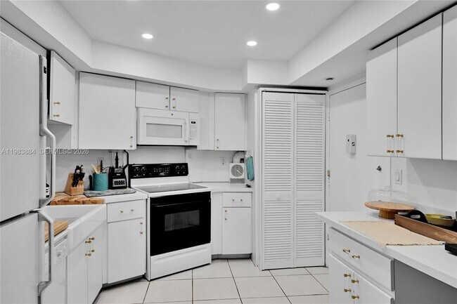 Foto del edificio - 1111 Crandon Blvd