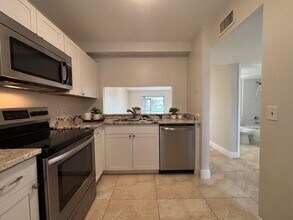 Building Photo - 6748 Palmetto Cir S