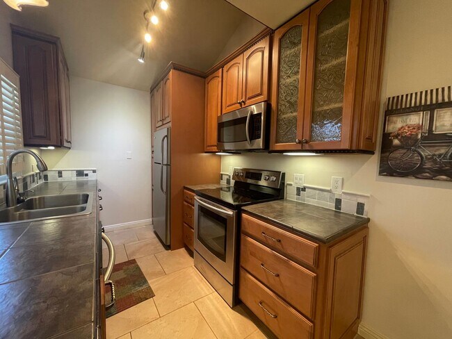 Building Photo - COMING SOON! LOVELY 1 Bed 2 Bath Condo in ...