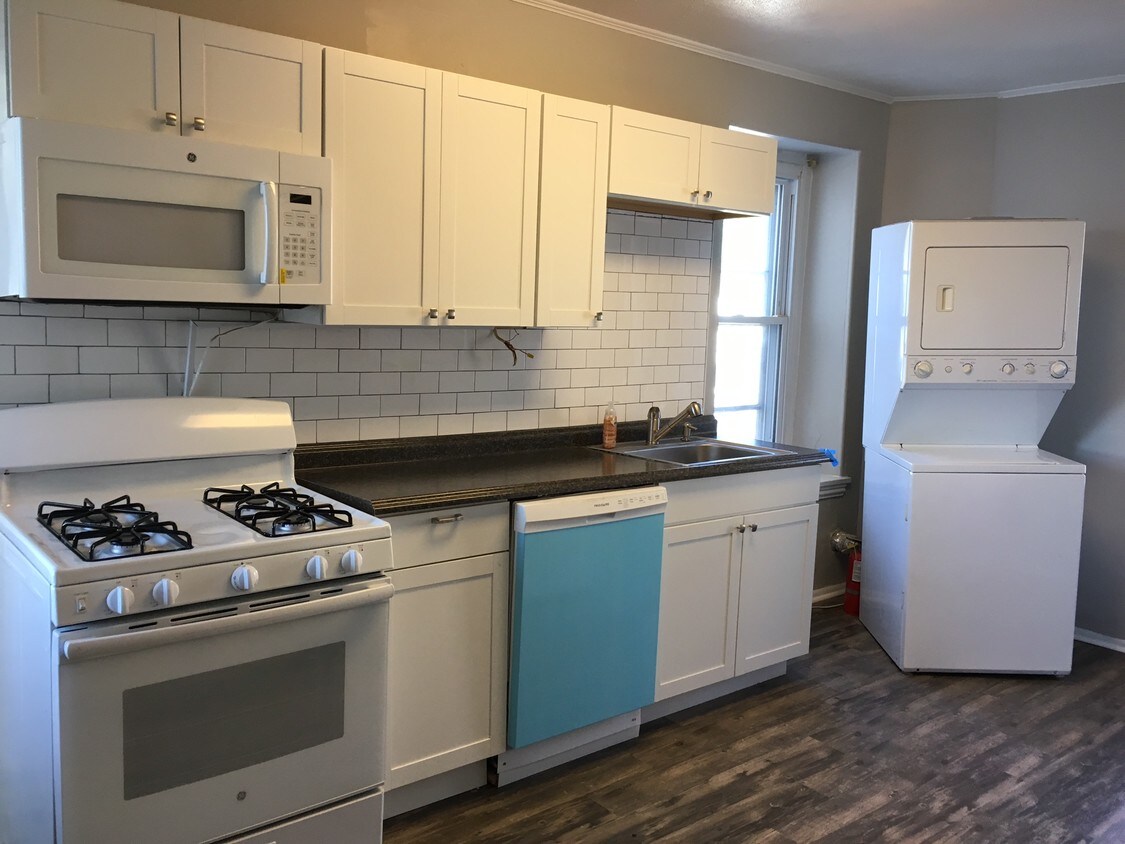 Primary Photo - 438 1/2 Leverington Ave