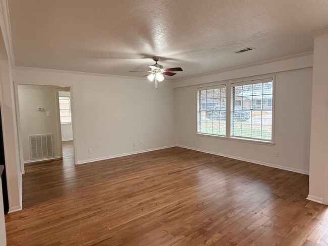 Building Photo - 204 Meadow Ln