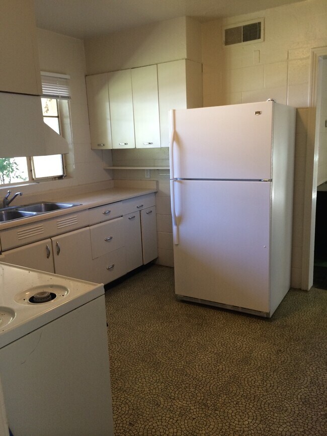 Building Photo - Home located steps from Downtown Davis & Campus