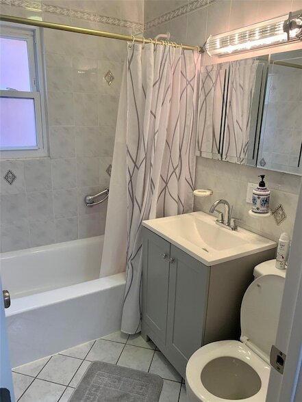 Foto del edificio - 46-70 192nd Street Unit