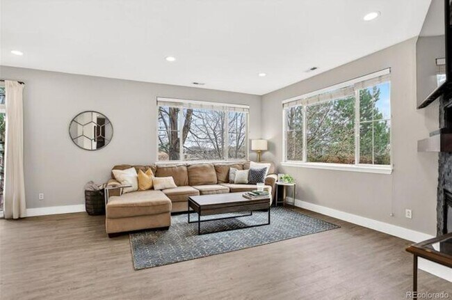 Foto del edificio - Renovated 2-bed 2.5 bath bright and open townhome located in the heart of Lone Tree!
