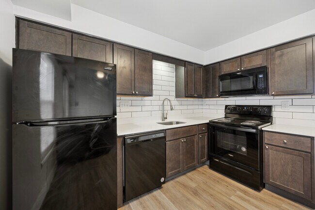 Foto del edificio - Gateway Airport Townhomes
