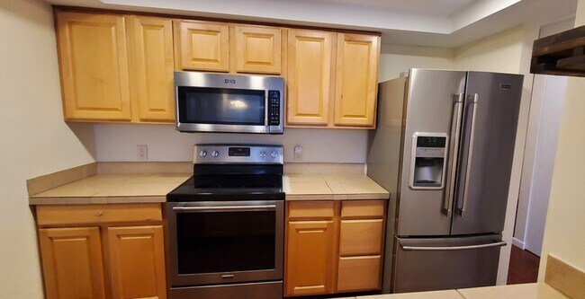 Building Photo - 7 Lake Bellevue Dr