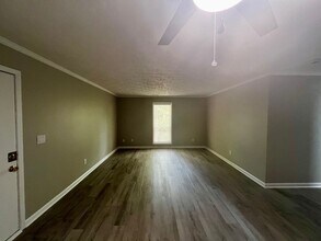Building Photo - 5853 Century Oaks Dr