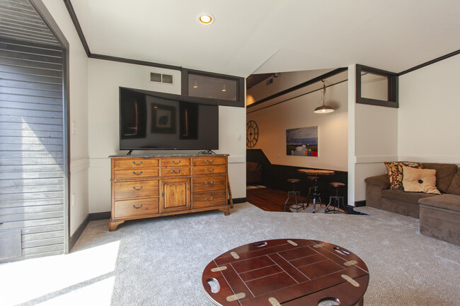 Building Photo - 440 E Marion St