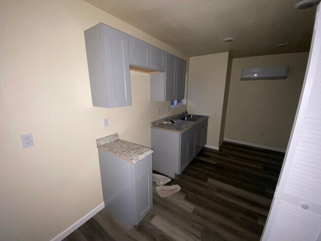 Building Photo - 513 W Cypress St
