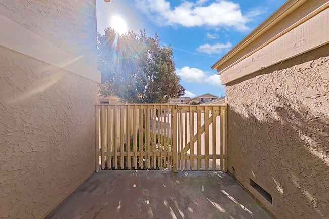 Building Photo - 2 Bedroom, 1.5 Bathroom Townhouse in San Clemente