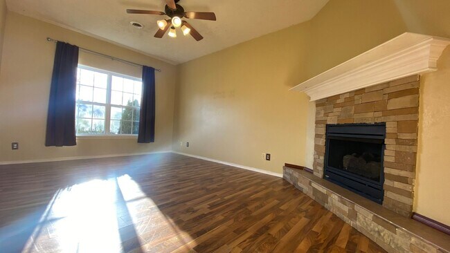 Building Photo - Spacious 3 Bedroom Condo!
