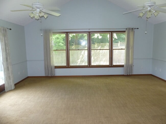 Building Photo - 4 bedroom home with inlaw suite in down to...
