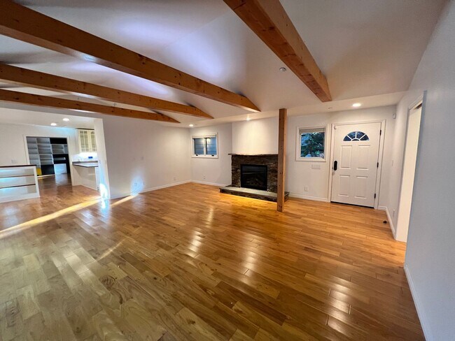 Foto del edificio - STUNNING FOUR BEDROOM HOME IN BLITHEDALE C...